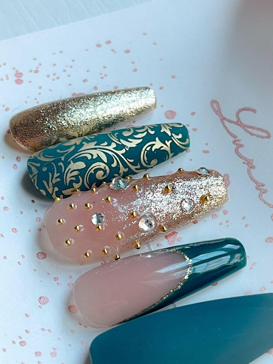 Evergreen Slay | Christmas | Custom Pre-Design Press-on Nail set - Tips of Elegance